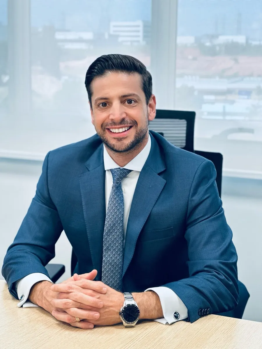 Diego Veronezzi no escritório